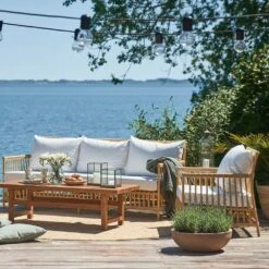 Holzfarbene 3-Sitzer Gartenbank Mit Rückenlehne Und Kissen - Bank Caya -Gartentis Verkaufe holzfarbene 3 sitzer gartenbank mit rueckenlehne und kissen bank caya3