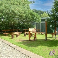 Sitzmöbel, Pult Und Tafel Für Ein Grünes Klassenzimmer - Offenes Klassenzimmer Bömmel